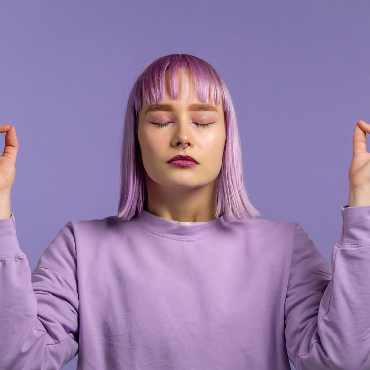Méditation sur fond violet